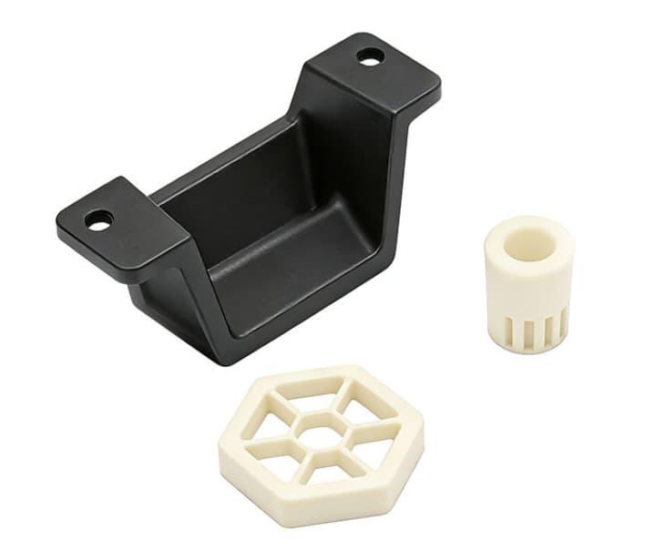 Parti di produzione su richiesta, tra cui staffe metalliche lavorate a CNC e componenti in plastica stampati in 3D