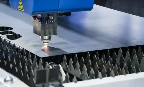 Taglio laser fibra lamiera con scintille