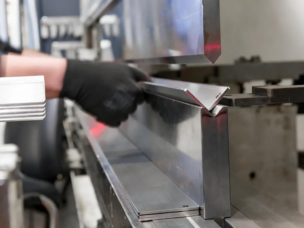 Pressa piegatrice CNC per piegatura lamiera con punzone e matrice