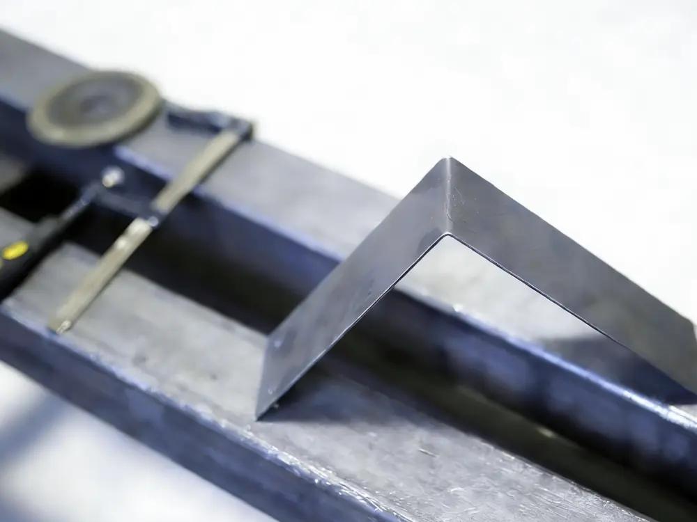 Parte metallica piegata di precisione su attrezzature per presse piegatrici industriali