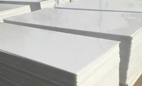 Pila di fogli di plastica per il taglio laser