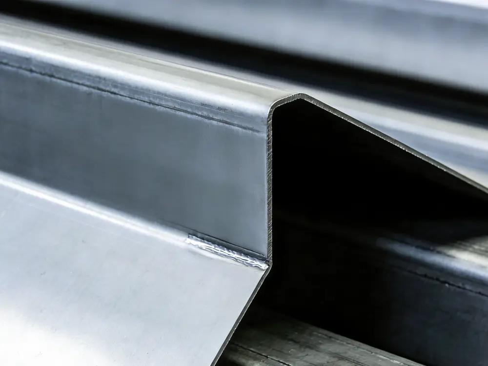Componente metallico piegato di precisione: risultato della formatura della lamiera