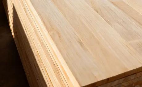 Pila di tavole di legno per il taglio laser