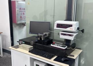 Tecnico che esegue l'ispezione superficiale dell'estrusione di alluminio
