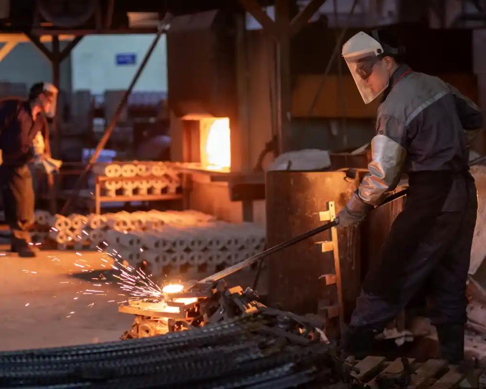 Processo di fusione del metallo in fabbrica