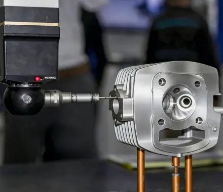 Controllo qualità della saldatura dei metalli: sonda CMM che ispeziona parti metalliche complesse