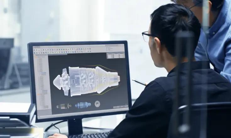 Ingegnere che lavora con la progettazione CAD sul computer per l'adattamento dei componenti