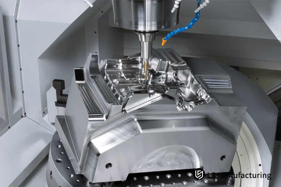 Lavorazione di un componente di turbina in lega metallica di alta precisione per un partner di produzione locale che serve l'industria aerospaziale e automobilistica.