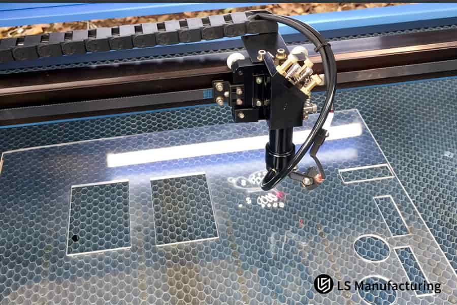 在透明亚克力板上切割孔洞,用于销售点展示或原型模型组件。