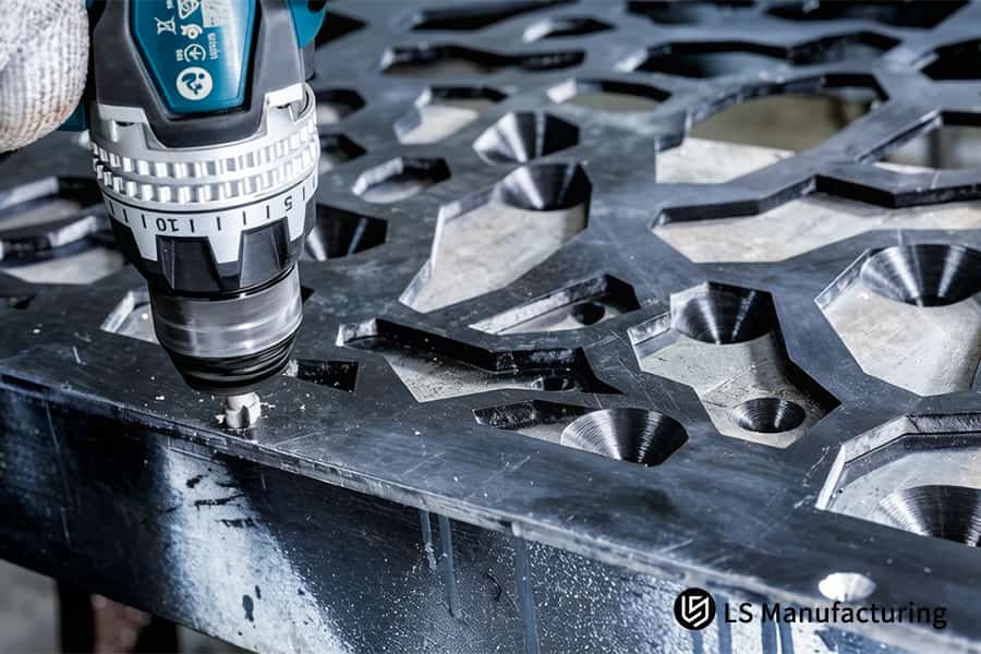 Perçage d'un trou fraisé dans de l'aluminium pour le montage d'équipement marin à l'aide d'une perceuse de précision portative.