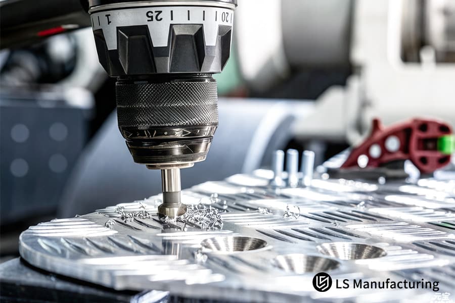 Une fraiseuse CNC perce des trous dans un disque de frein en aluminium pour les systèmes de freinage automobiles ou motocyclistes.