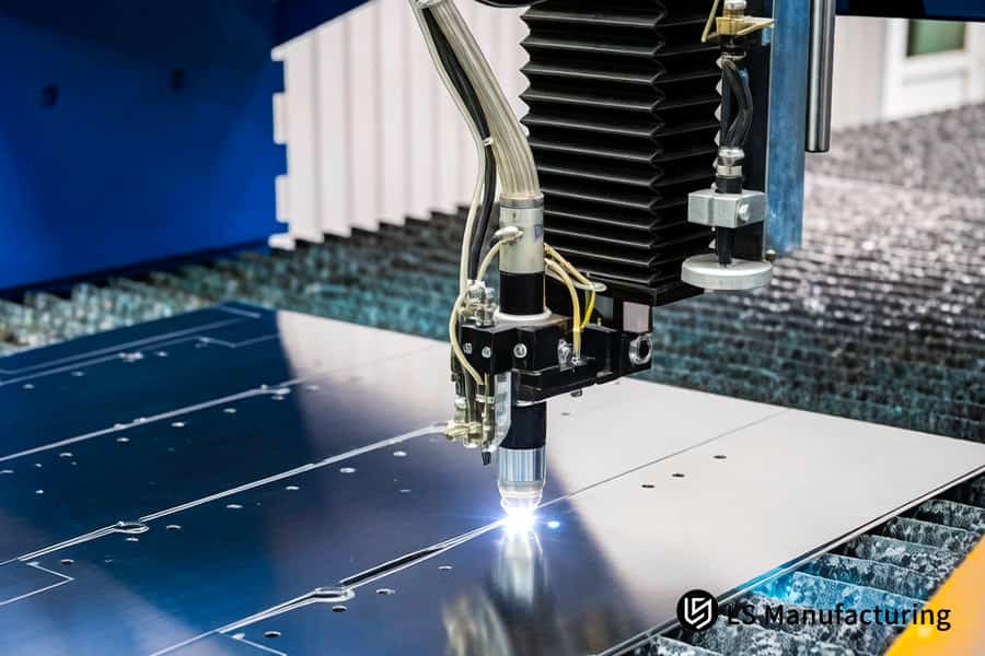 Un laser CNC lavora una piastra di alluminio per telai di macchinari industriali con taglio laser alluminio 6061-T6.