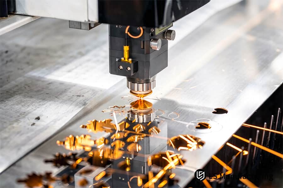 Taglio di lamiere in acciaio inossidabile 304 per raccordi di serbatoi di birrifici utilizzando un laser industriale ad alta potenza.