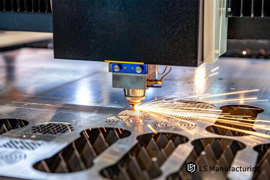 Un laser CNC taglia l'acciaio inossidabile 304 per un connettore di tubazione sanitaria nei sistemi di lavorazione alimentare.