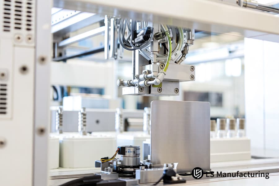 Un tecnico elabora lamiere di acciaio inossidabile 316L per una linea di produzione personalizzata di componenti metallici in lamiera medicale.