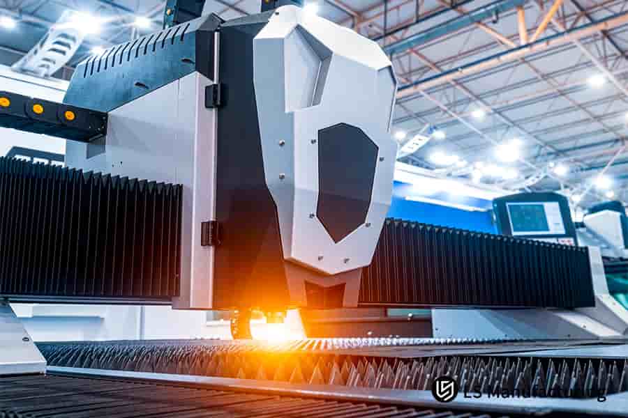 Tranciatura di una staffa in acciaio al carbonio con taglio laser ad alta tolleranza per l'assemblaggio di macchinari industriali.