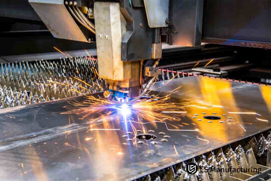 Un laser fornisce servizi di taglio laser di precisione per pannelli sottili di contenitori elettronici in alluminio.