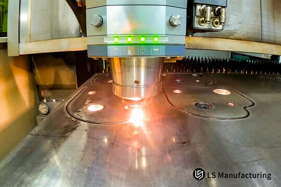 Lavorazione di lamiere in acciaio inossidabile 304 con servizi di taglio laser OEM per parti di telai di veicoli.