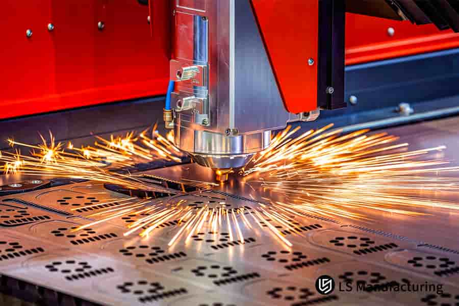 Modellazione di un componente personalizzato in alluminio 6061 con un servizio di taglio laser personalizzato dei metalli per la produzione generale.