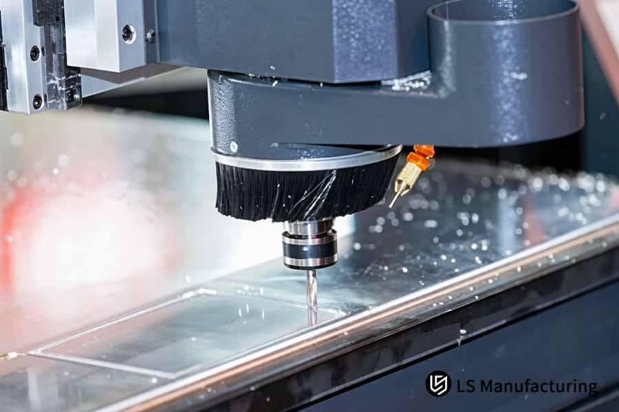 Una punta CNC con refrigerante crea un foro preciso nell'acrilico trasparente per parti di dispositivi ottici o di visualizzazione.