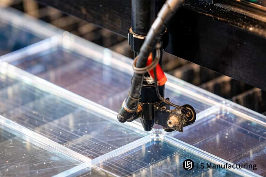 Uno strumento CNC modella la lastra acrilica estrusa per componenti architettonici o di segnaletica ad alta tolleranza.