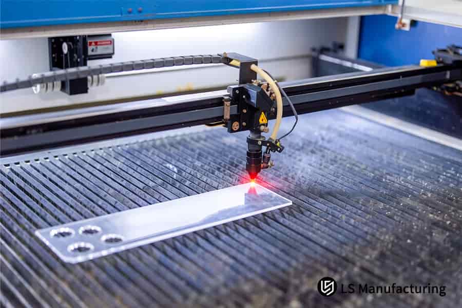 Un laser taglia con precisione la lastra acrilica trasparente per i rivestimenti interni delle automobili o le lenti dei dispositivi di illuminazione.