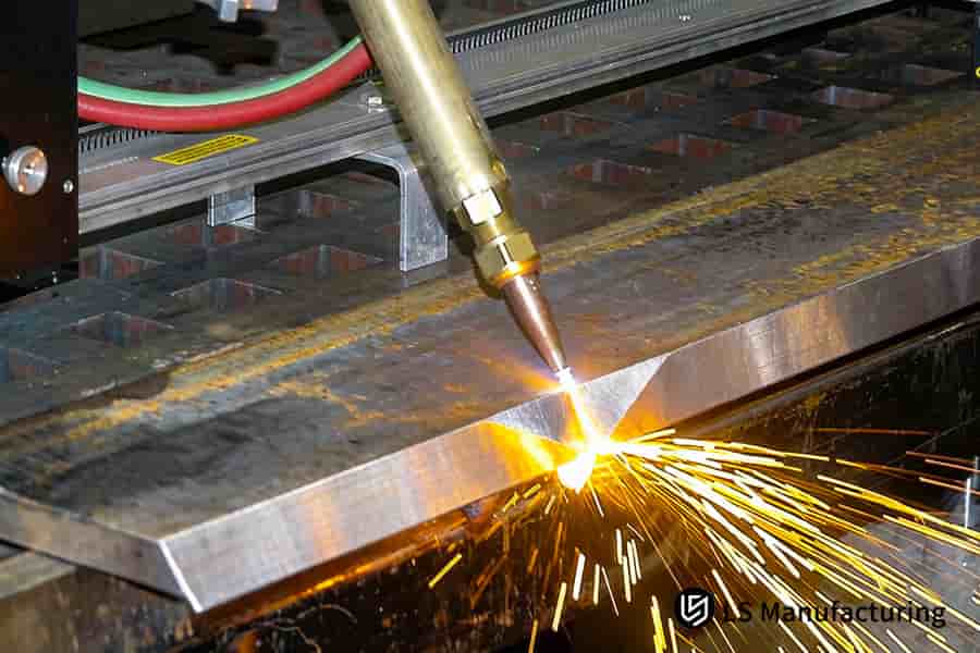 Una testa di smussatura automatizzata lavora l'estremità di un tubo in acciaio, i principali servizi di preparazione alla saldatura per giunti strutturali.