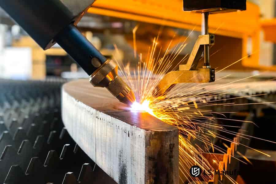 Una saldatrice automatizzata unisce due sezioni di tubo smussate per processi industriali o sistemi di tubazioni strutturali.