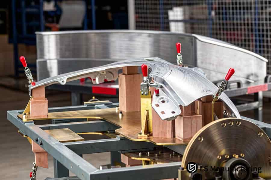 Estampage d'un support automobile en aluminium 6061 pour composants structurels dans le cadre d'un processus d'emboutissage de pièces automobiles à grand volume.
