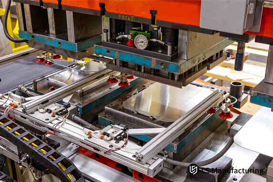 Fabrication de pièces de carrosserie en alliage d'aluminium avec fixation sous vide pour un emboutissage métallique personnalisé pour l'automobile.