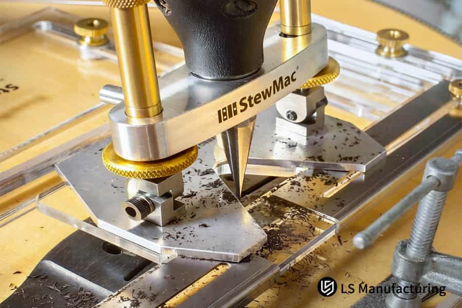 Una fresatrice CNC utilizza una punta conica in metallo duro per fresare l'alluminio 6061 per alberi di trasmissione automobilistici ad alta precisione.