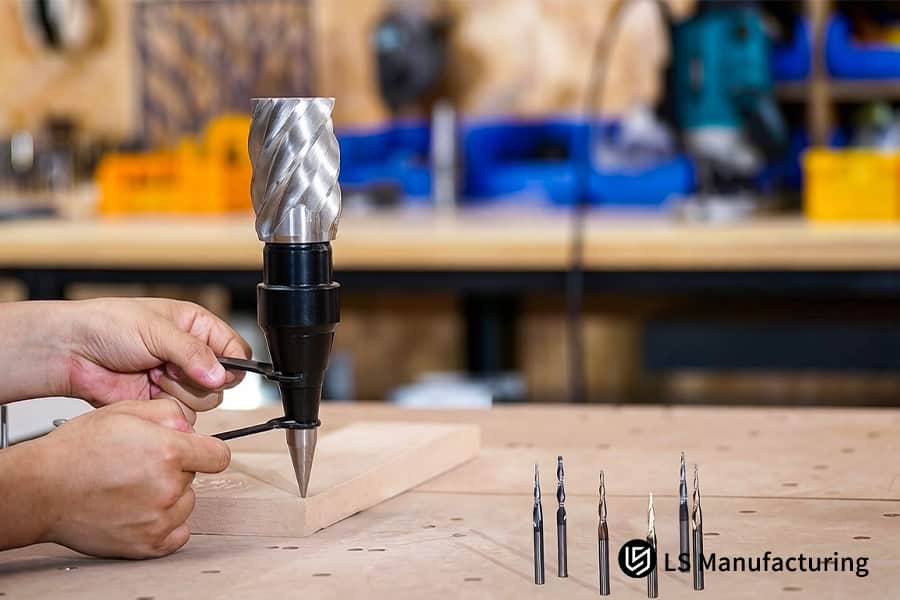 Una macchina CNC taglia l'alluminio 6061 con una punta conica in carburo per la fresatura CNC per punte ad alta tolleranza nelle staffe aerospaziali.