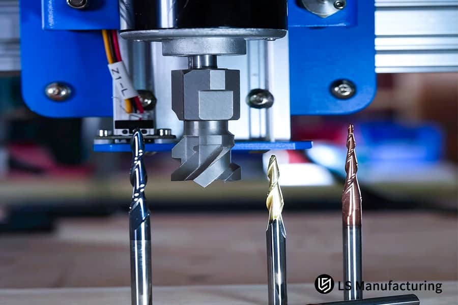 Tre frese rivestite sono montate per la fresatura CNC per punte ad alta tolleranza nella produzione di componenti aerospaziali o medicali.