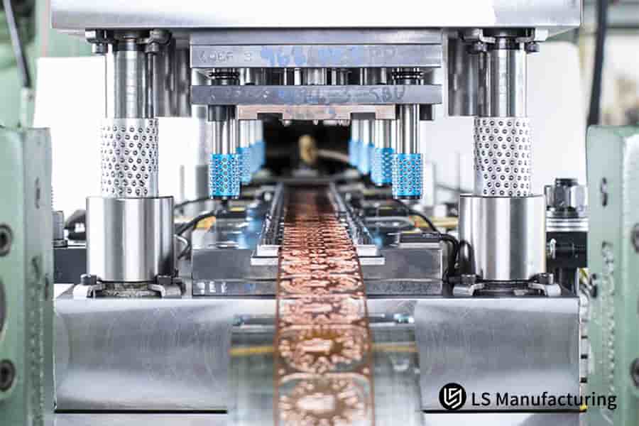Stampaggio OEM di precisione con matrice continua.