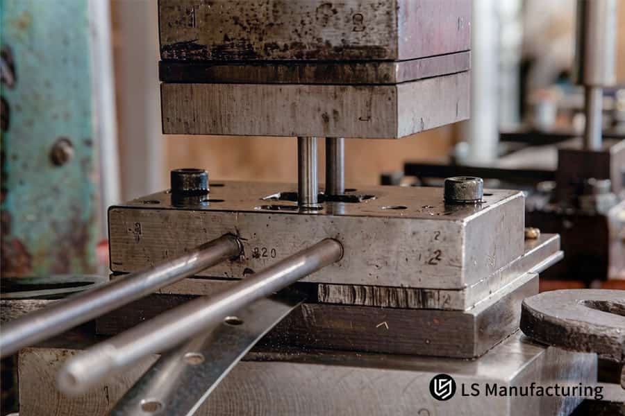 La stampa di fori precisi in un'asta di alluminio consente servizi di stampaggio di metalli personalizzati per sistemi di montaggio del motore.