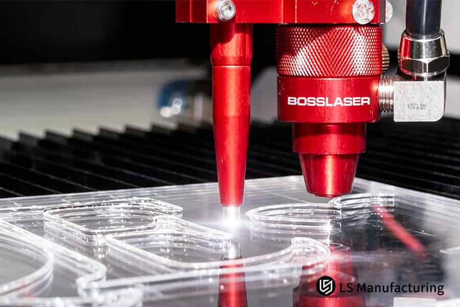Il taglio laser fornisce una finitura fine dei bordi su pannelli acrilici per custodie per espositori trasparenti.