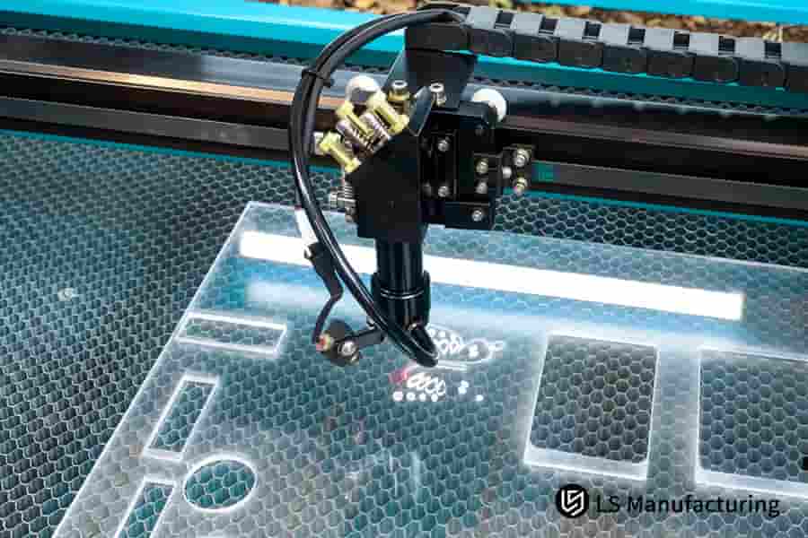 Il taglio laser crea precise fessure ad incastro in acrilico trasparente per maschere di dispositivi elettronici.