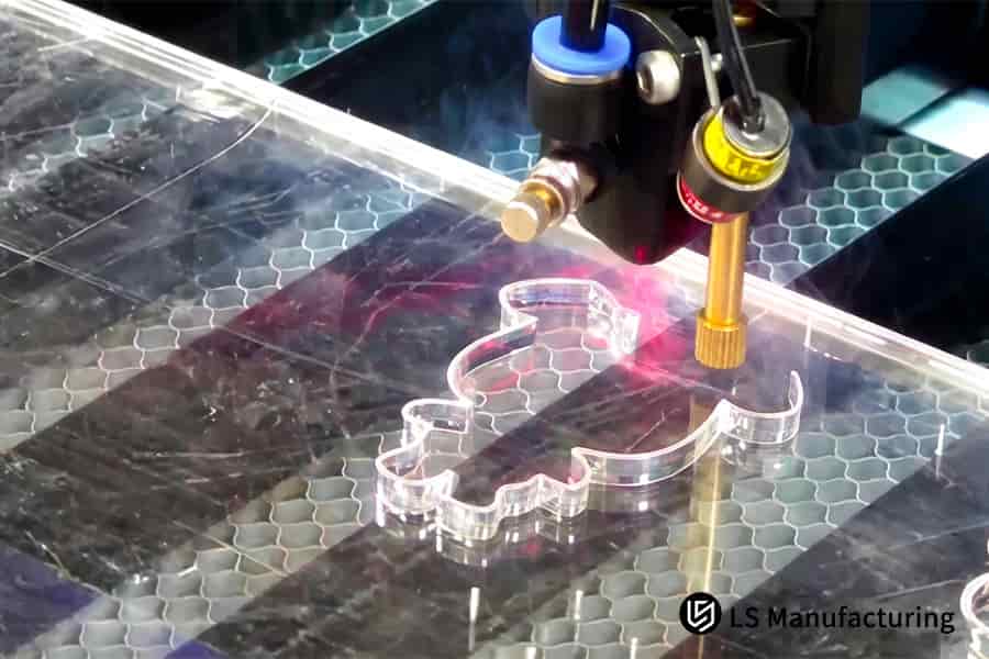 Il taglio laser realizza elementi interni complessi in acrilico spesso per componenti di segnaletica architettonica.