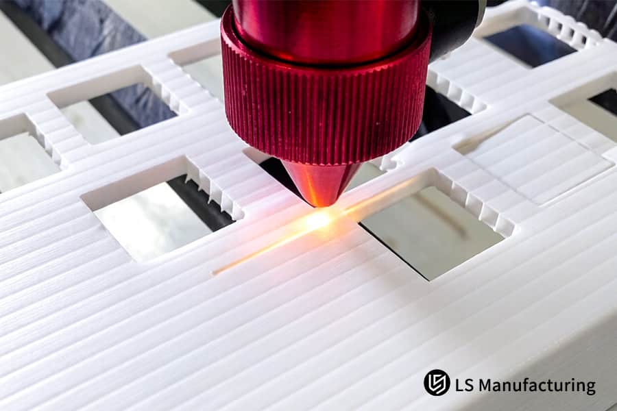 Le service de découpe laser de plastique sculpte des fentes complexes dans du PVC blanc pour les plateaux de stockage de composants électroniques.