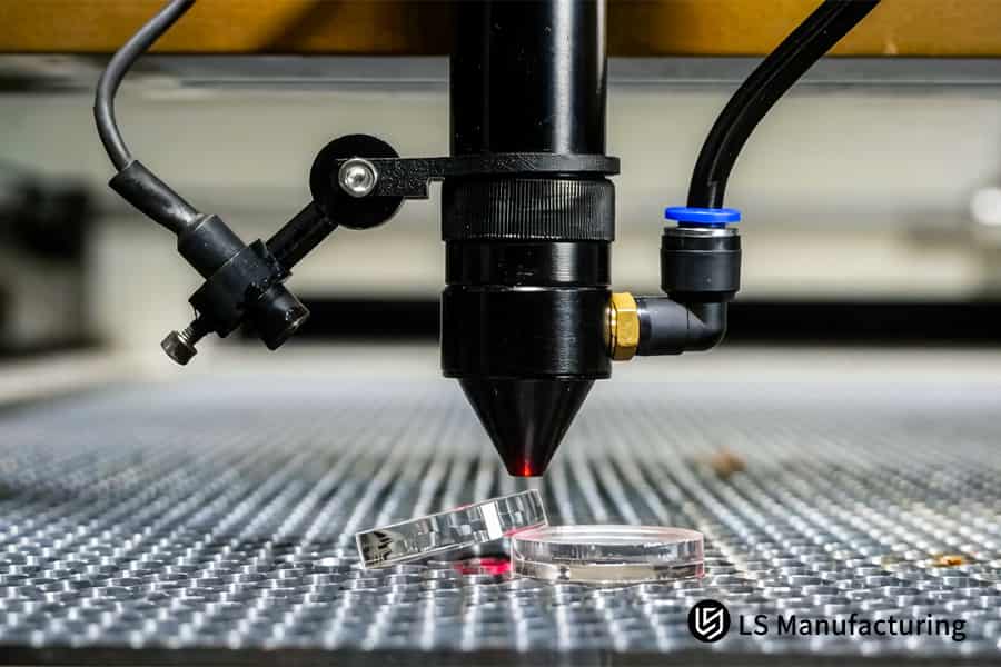 La découpe laser découpe des disques en polycarbonate transparent pour la recherche scientifique en laboratoire.