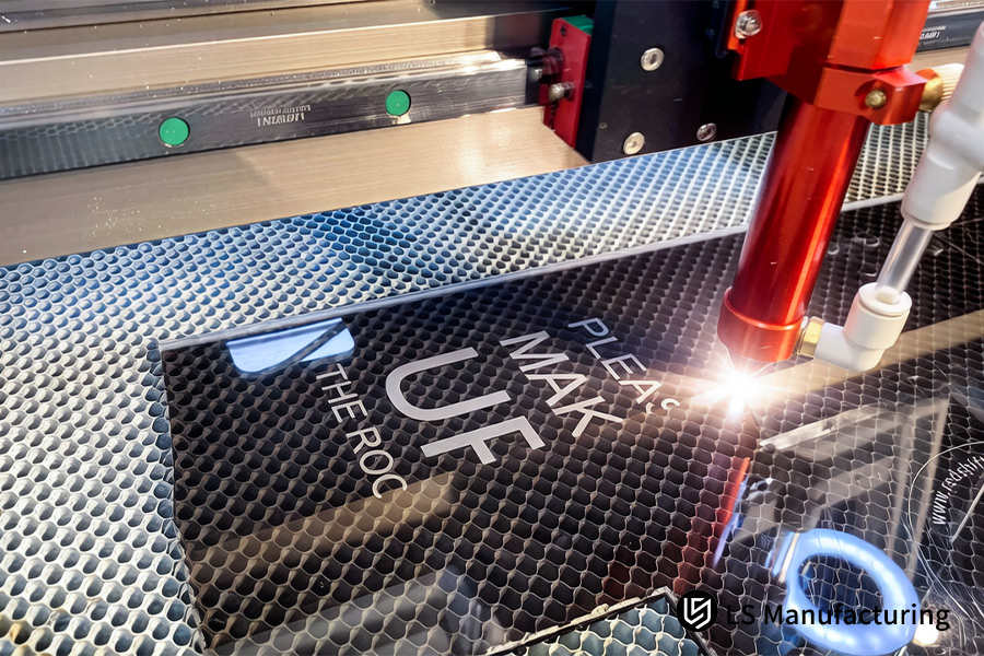 La découpe laser permet de graver des lettrages précis sur des panneaux en acrylique noir pour les expositions d'entreprise.
