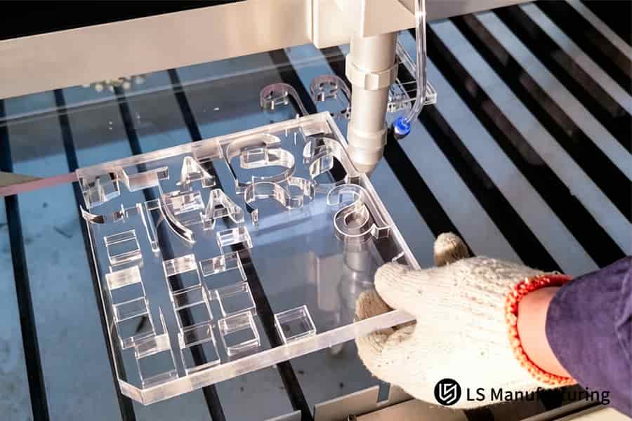 La découpe au laser permet de fabriquer des lettres complexes à partir d'acrylique coulé pour les présentoirs des magasins de détail.