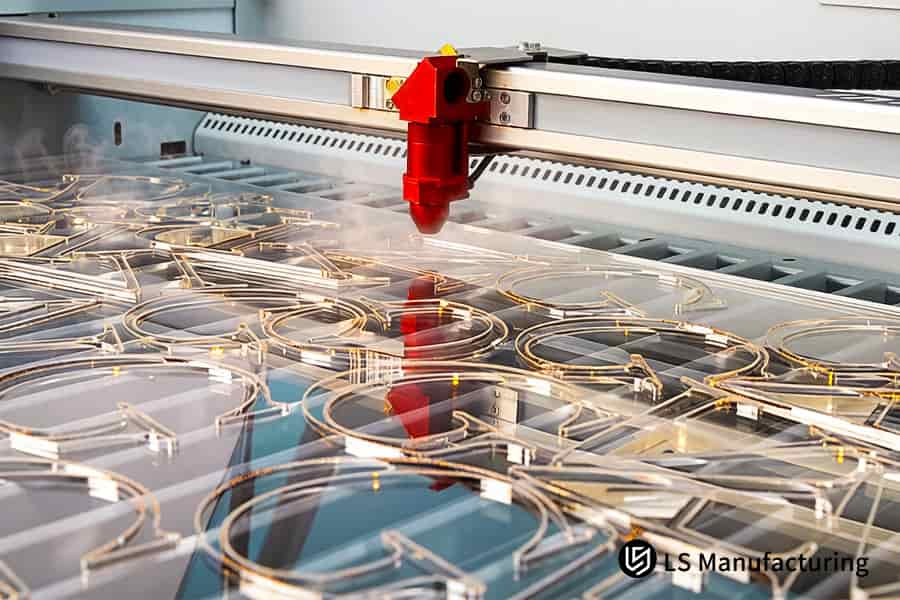 Il taglio laser forma dentature precise su acrilico estruso per parti di automazione industriale.
