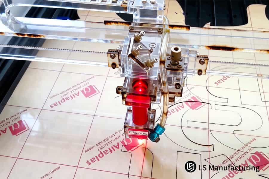 I servizi di taglio laser acrilico di precisione segnano modelli di registrazione su acrilico per sistemi di prototipazione rapida.