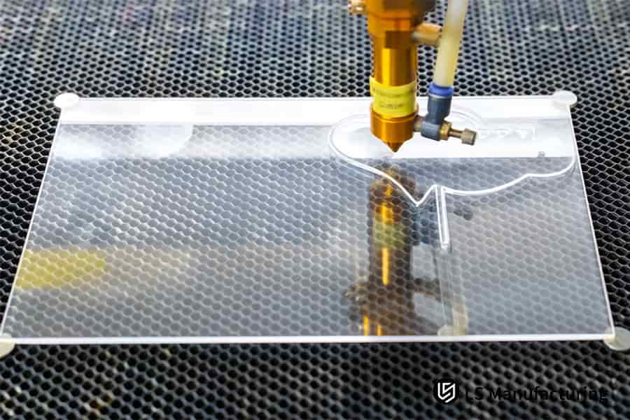 Fori con trapano a taglio laser in acrilico trasparente per i pulsanti di controllo degli elettrodomestici da cucina.