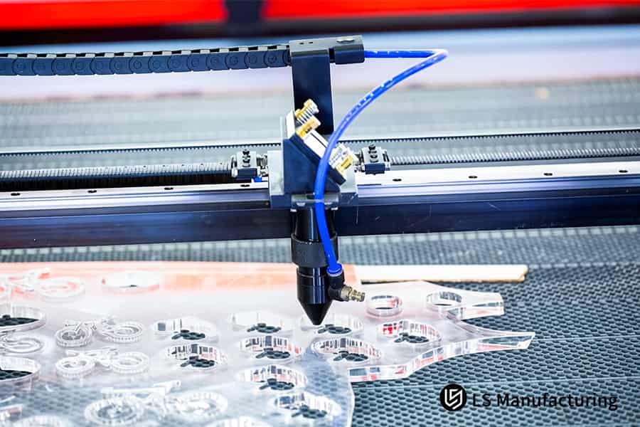 Le fette di taglio laser puliscono i bordi della guarnizione su acrilico a specchio per involucri di dispositivi elettronici.
