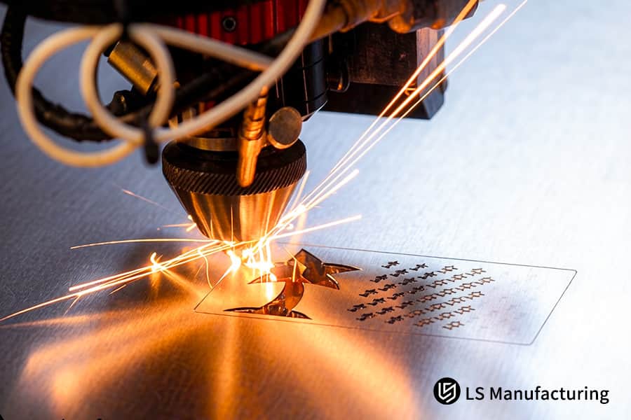 La macchina da taglio laser intaglia motivi a stella su lamiera di acciaio inossidabile 304 per la decorazione di dispositivi elettronici.