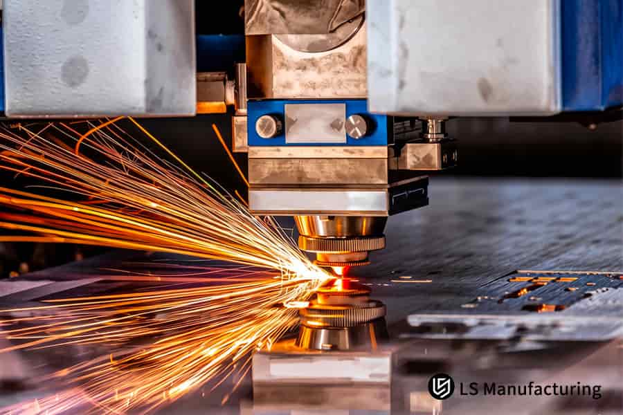 La torcia per taglio laser taglia una piastra in acciaio al carbonio da 6 mm per la produzione di macchine edili.