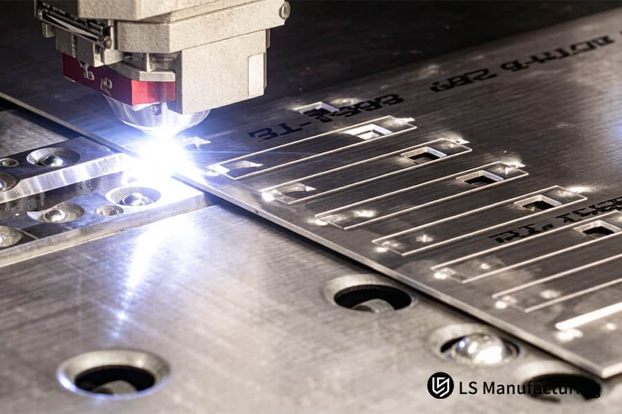 La testa di taglio laser incide marcature tecniche su piastra in alluminio 6061 per l'identificazione dei componenti automobilistici.