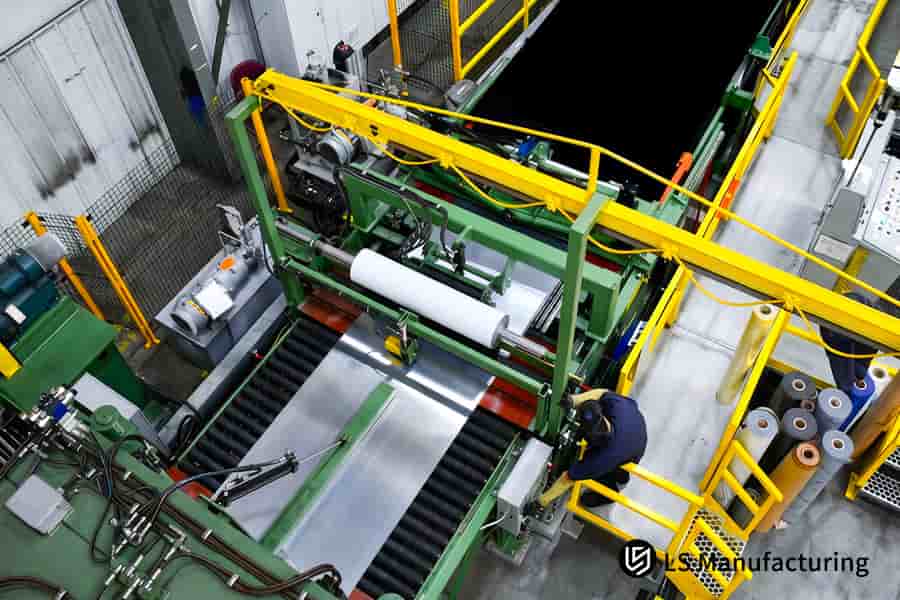 Un opérateur surveille la machine à découper traitant une feuille d'aluminium 5052 pour la fabrication de composants électroniques à grande échelle.